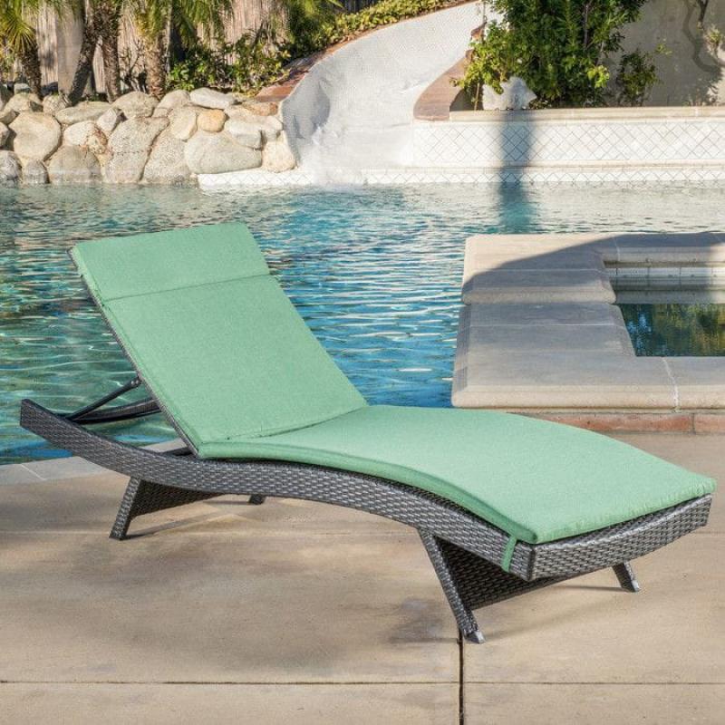 🛋️ Chaise Lounge – Metal × Rattan × Light Green Cushion